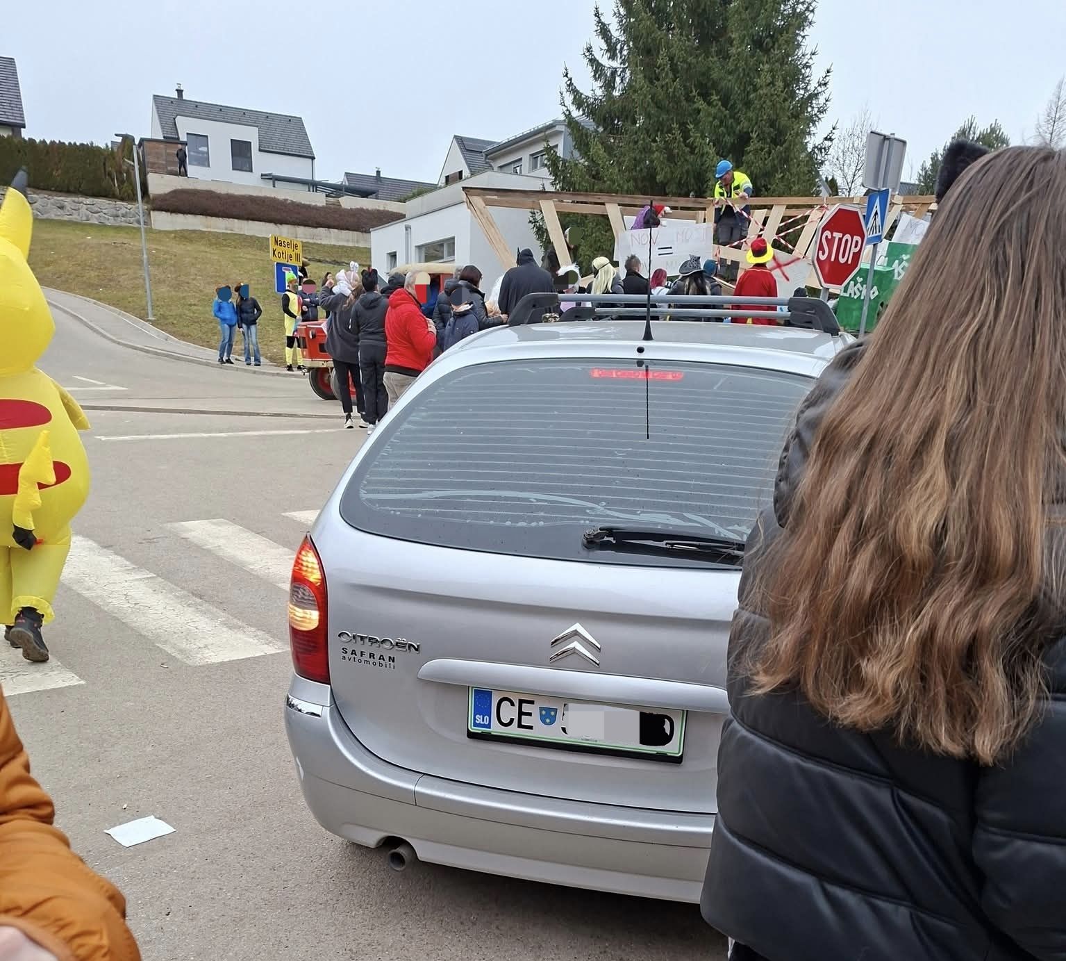 Goljufi na karnevalu v Kotljah s prodajo srečk oškodovali obiskovalce