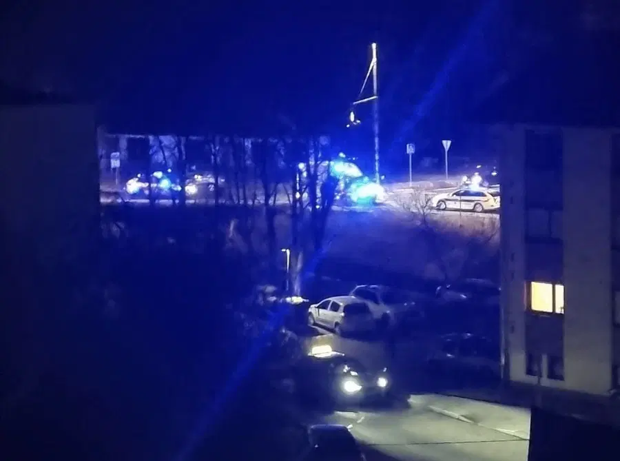 Na Ravnah pri Zdravstvenem domu je prišlo do prometne nesreče 