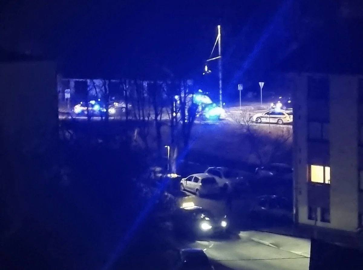 Na Ravnah pri Zdravstvenem domu je prišlo do prometne nesreče 