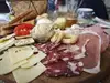 Koliko hrane zavržemo Slovenci? Številke razkrivajo, da je zavržemo vse več