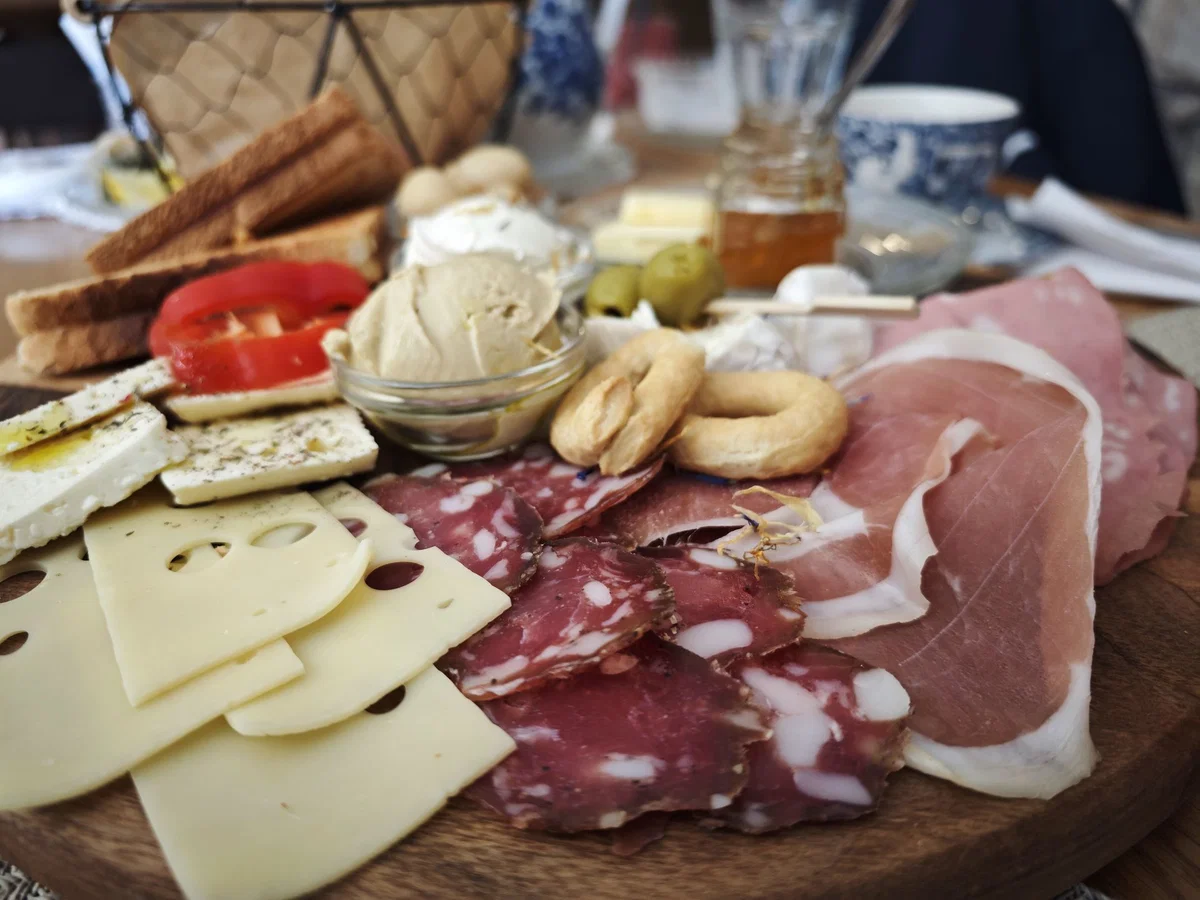 Koliko hrane zavržemo Slovenci? Številke razkrivajo, da je zavržemo vse več
