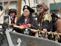 (FOTO) V Kotljah barvito in norčavo priklicali pomlad s tradicionalnim pustovanjem