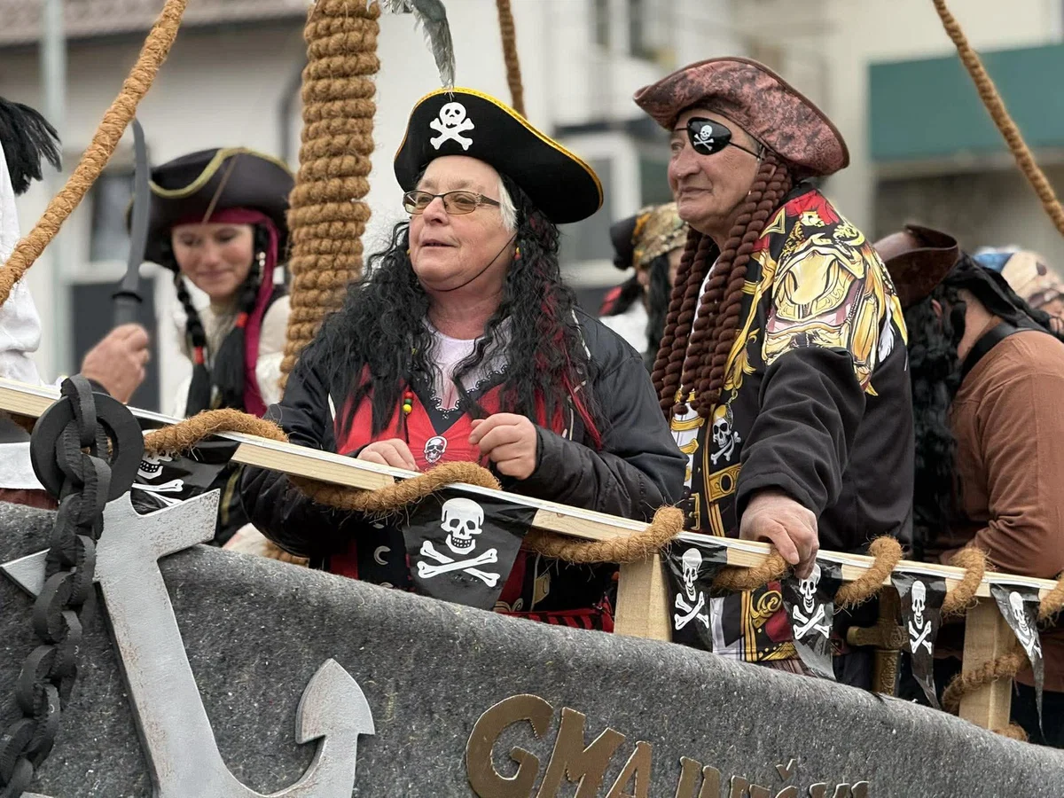 (FOTO) V Kotljah barvito in norčavo priklicali pomlad s tradicionalnim pustovanjem