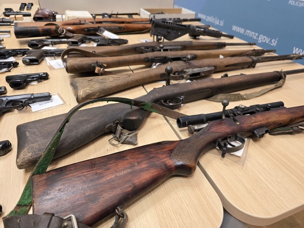 (FOTO) Državljani policiji predali več kot 30.000 kosov streliva, orožja in eksplozivnih sredstev