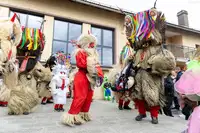 (FOTO) Pustovanje v Dravogradu: Šentjanž preplavile pisane maske in kurenti