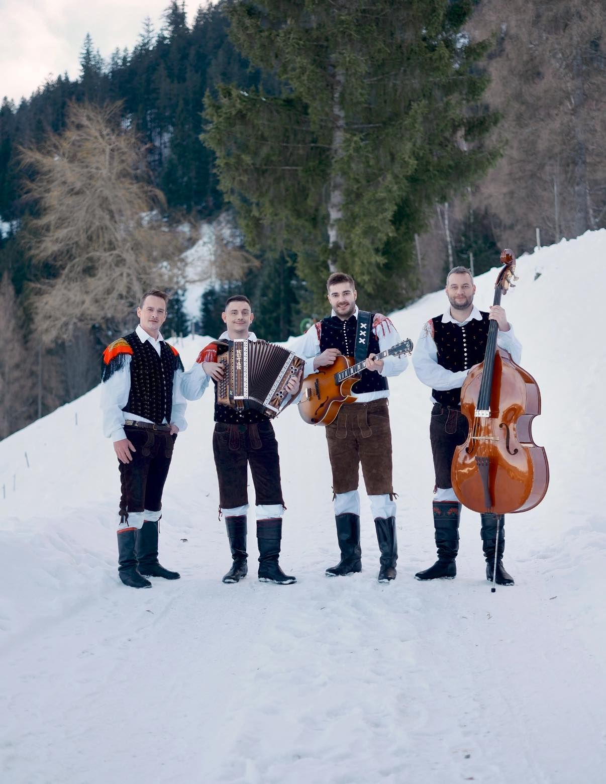 (VIDEO) Skupina Itak pred valentinovim razvaja z valčkom s pomembno vsebino