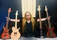 Kleni korošec kmalu s svojo linijo kitar in bas kitar