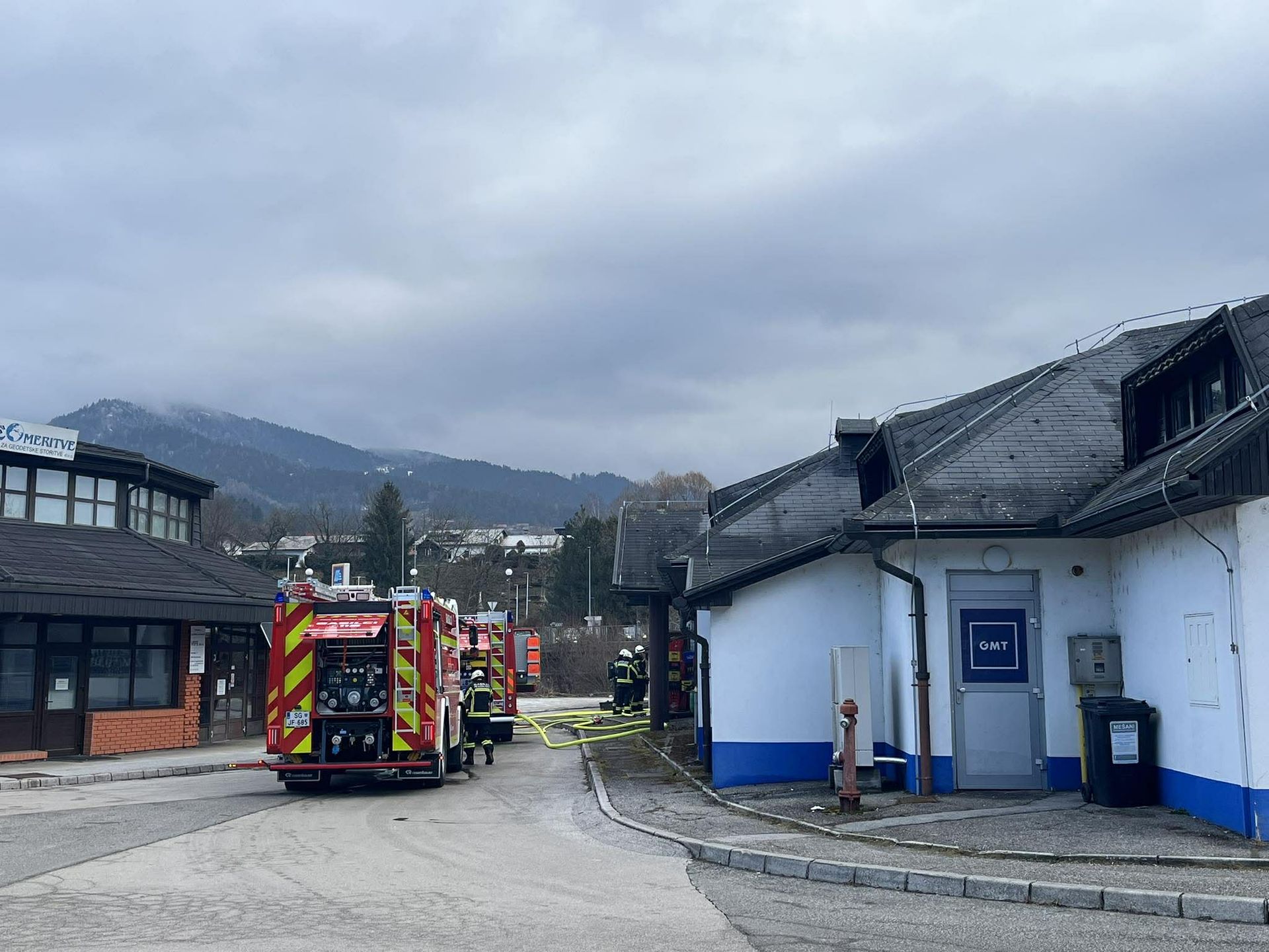 Zagorelo je v kurilnici Picerije Apachi, gasilci že na kraju dogodka