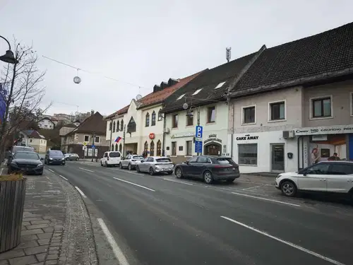 Občina Ravne uvaja plačljivo parkiranje v mestnem jedru in na območju DTK