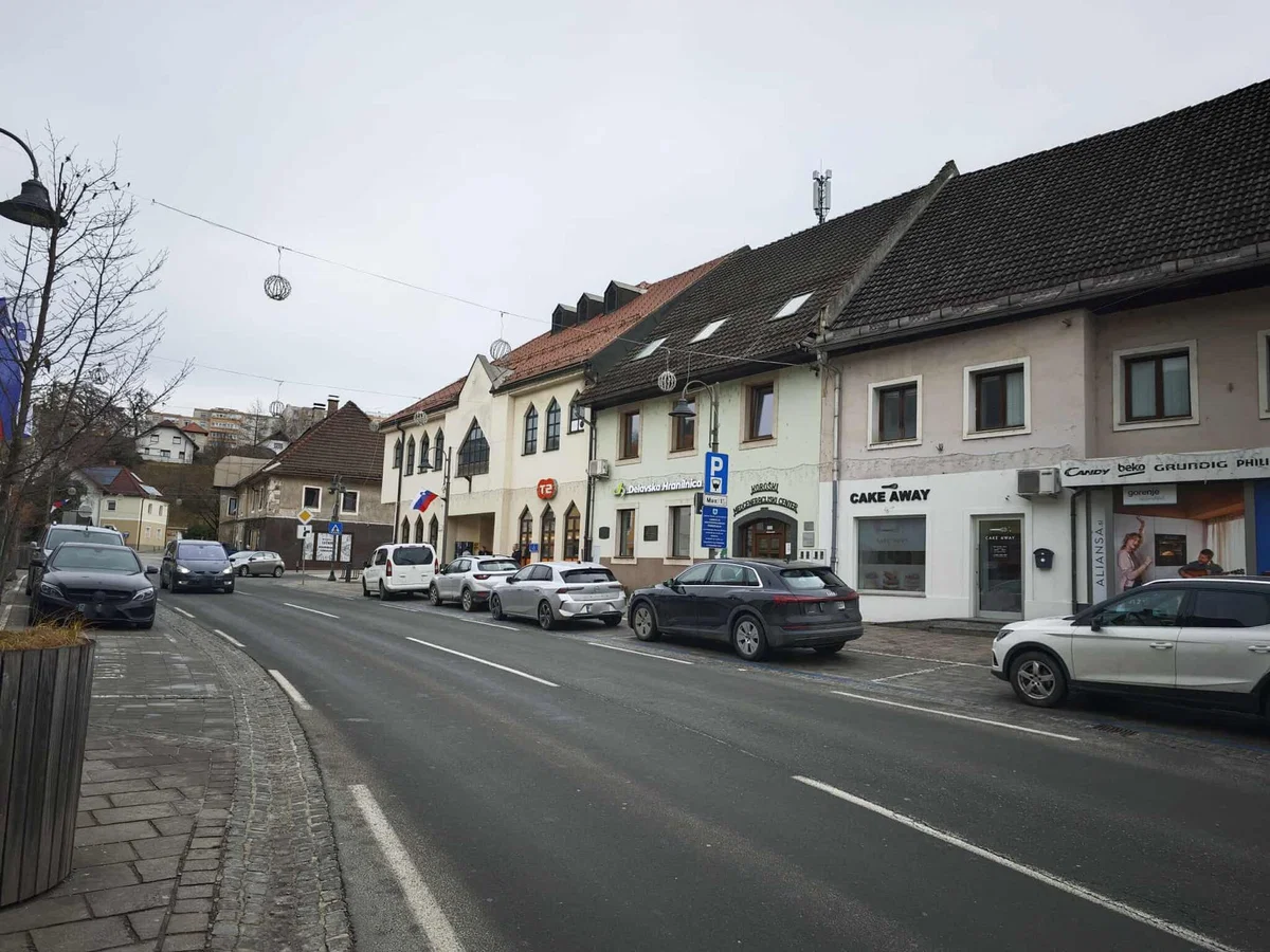 Občina Ravne uvaja plačljivo parkiranje v mestnem jedru in na območju DTK