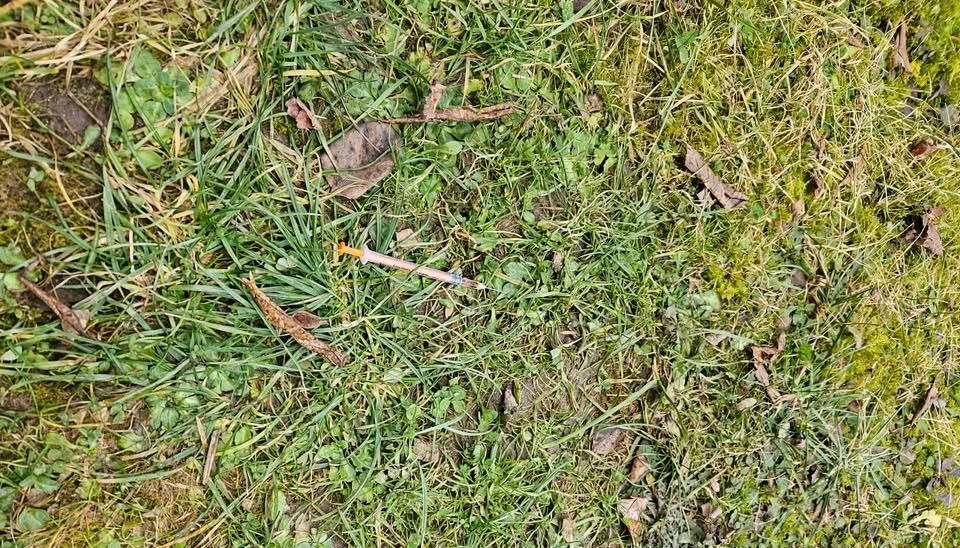 Na Ravnah znova opazili odvržene igle na javnih površinah