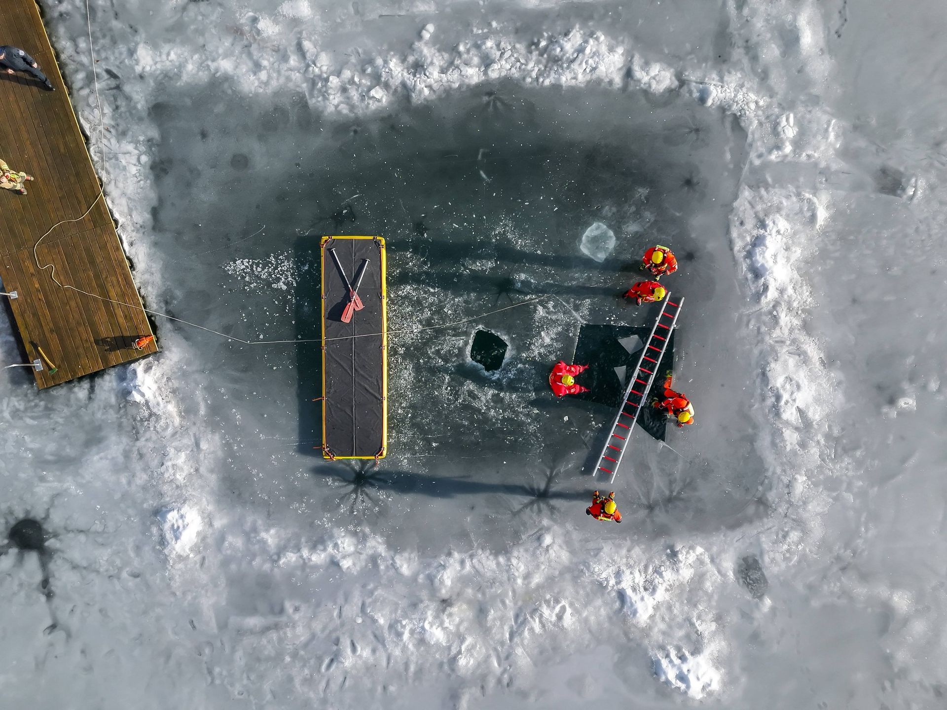 Ko se pod nogami udre led - Gasilci vadili reševanje iz zaledenelega jezera