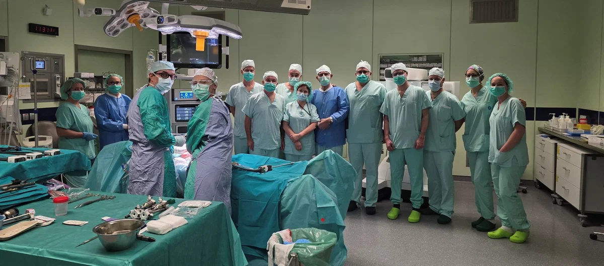 Izjemno: V SB Slovenj Gradec opravili prvo operacijo z robotom