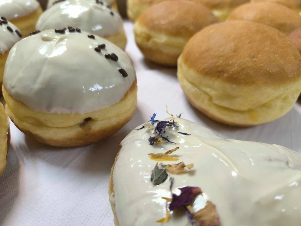 To soboto na Mislinjski tržnici pustna norčavost in valentinova romantika 