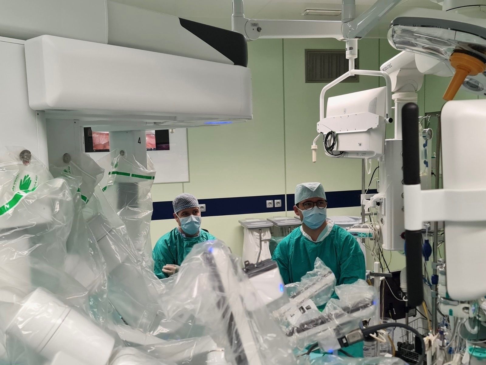 Izjemno: V SB Slovenj Gradec opravili tudi prvo robotsko asistirano abdominalno operacijo