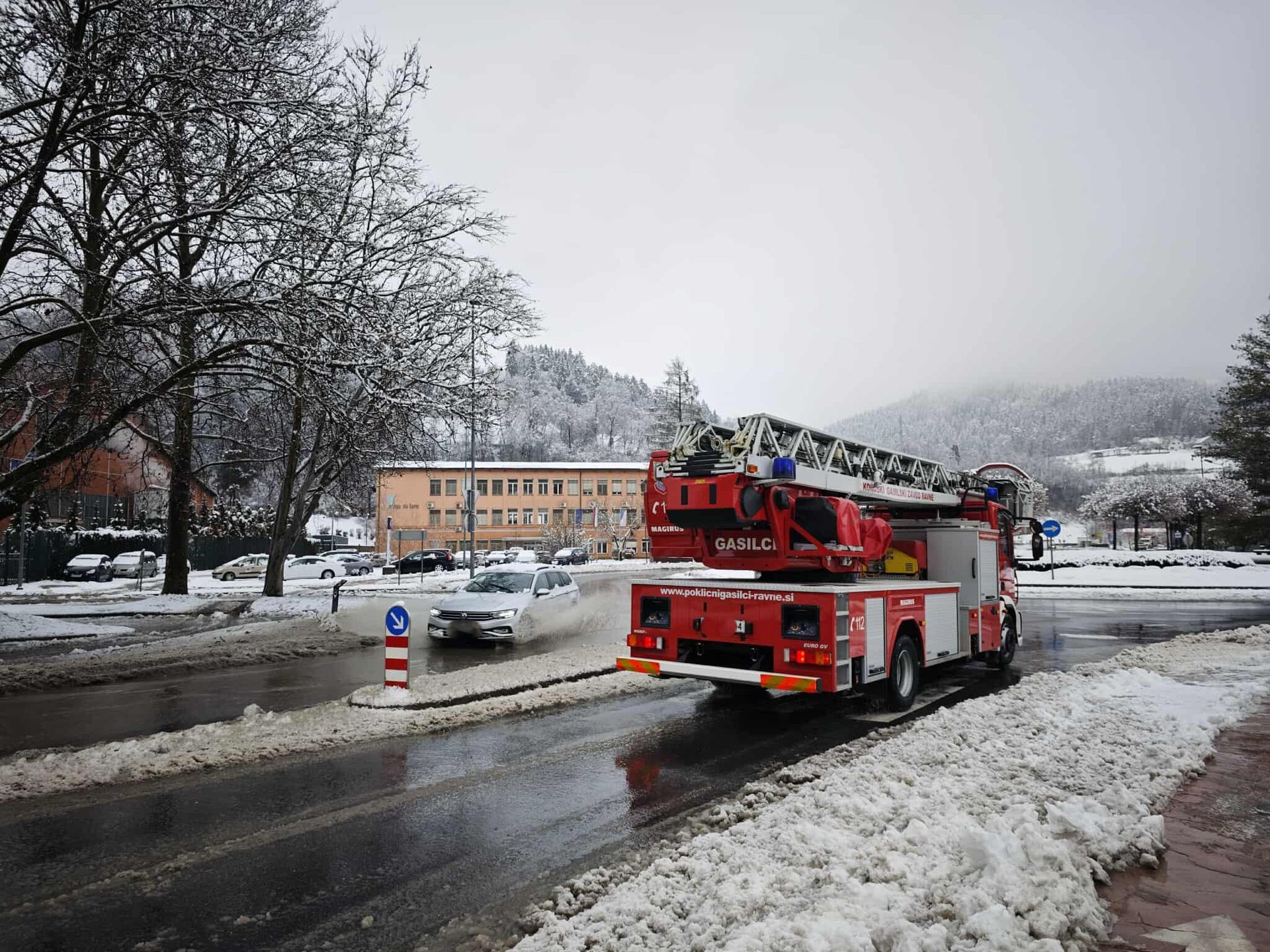 Na Ravnah v krožišču voda na cesti, veliko dreves podrtih