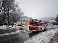 Na Ravnah v krožišču voda na cesti, veliko dreves podrtih