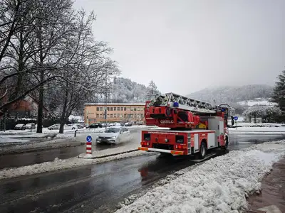 Na Ravnah v krožišču voda na cesti, veliko dreves podrtih