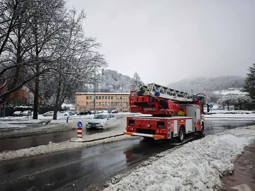 Na Ravnah v krožišču voda na cesti, veliko dreves podrtih