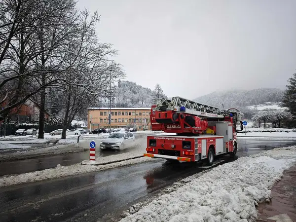 Na Ravnah v krožišču voda na cesti, veliko dreves podrtih