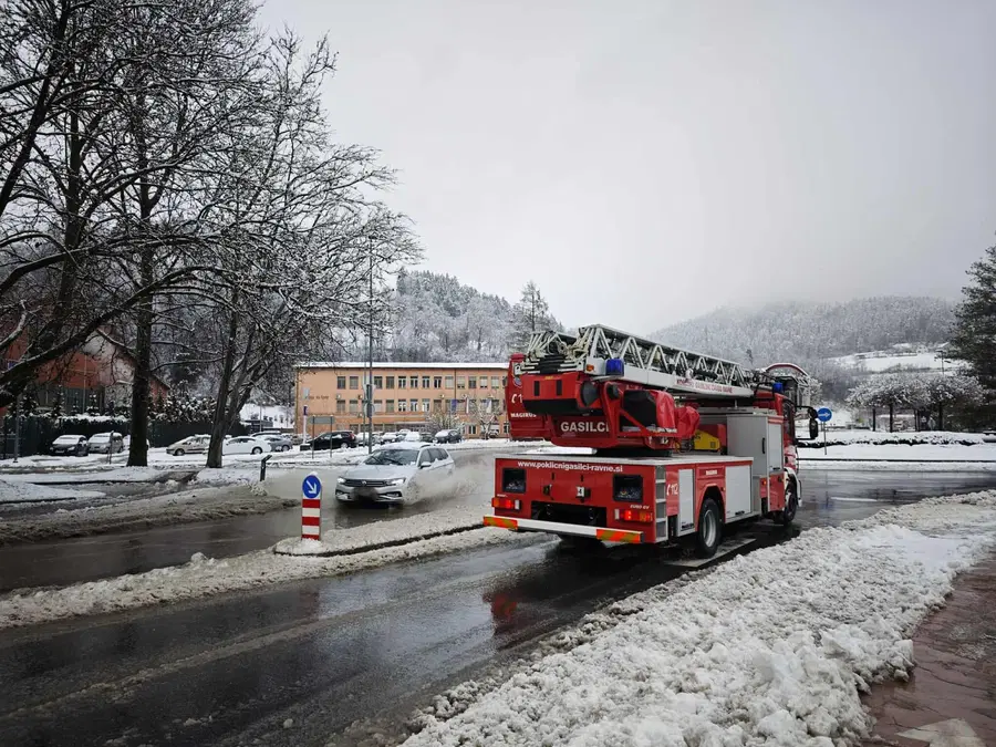Na Ravnah v krožišču voda na cesti, veliko dreves podrtih