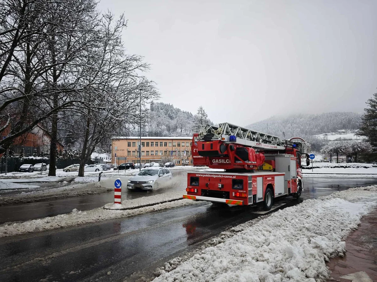 Na Ravnah v krožišču voda na cesti, veliko dreves podrtih