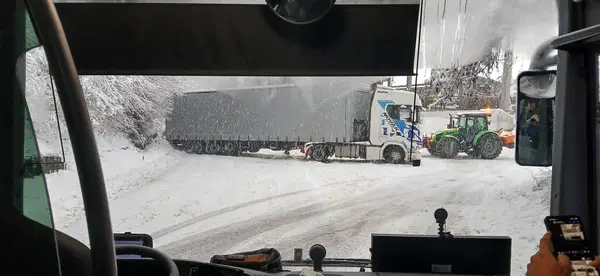 V Mežici zdrs tovornjaka ovira promet