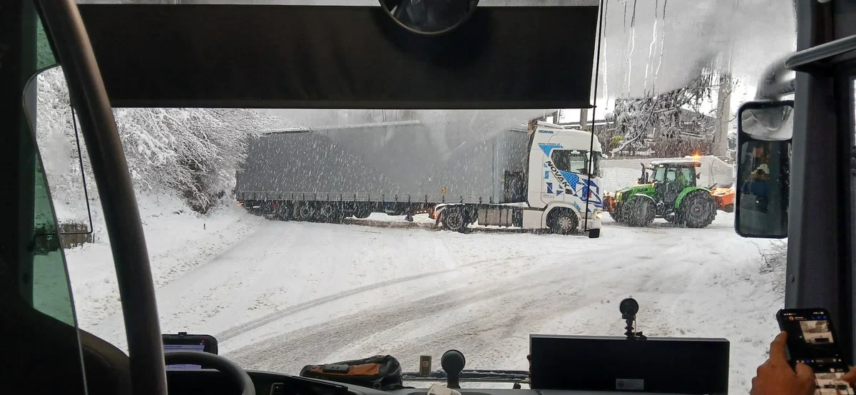 V Mežici zdrs tovornjaka ovira promet