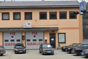 Pred garažami PGD Vuzenica znova težave z nepravilnim parkiranjem vozil