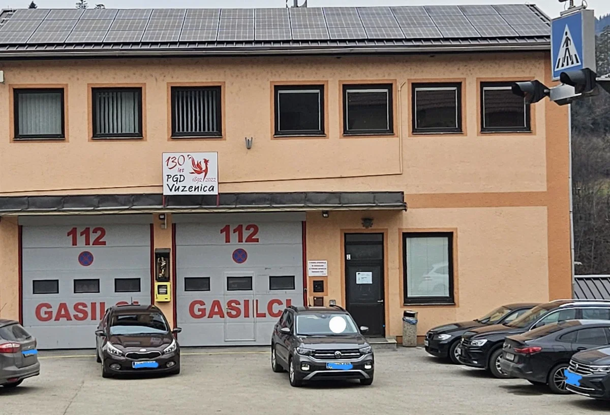 Pred garažami PGD Vuzenica znova težave z nepravilnim parkiranjem vozil