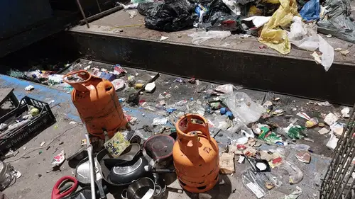 Nevarno: Med embalažo dve plinski jeklenki