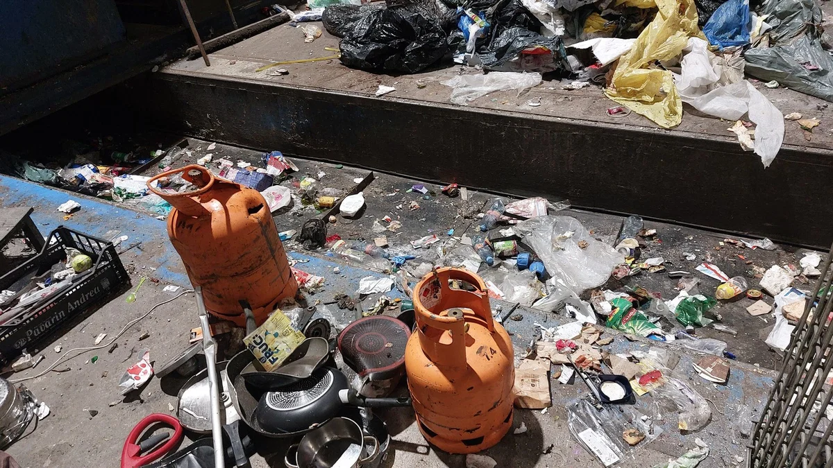 Nevarno: Med embalažo dve plinski jeklenki