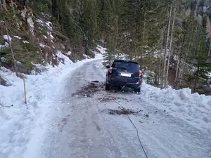 Vozilo skoraj zapeljalo v prepad, gasilci PGD Črna priskočili na pomoč