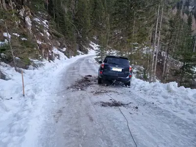 Vozilo skoraj zapeljalo v prepad, gasilci PGD Črna priskočili na pomoč