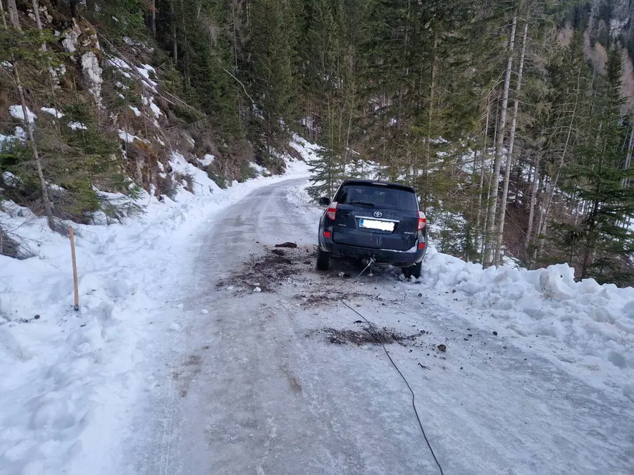 Vozilo skoraj zapeljalo v prepad, gasilci PGD Črna priskočili na pomoč