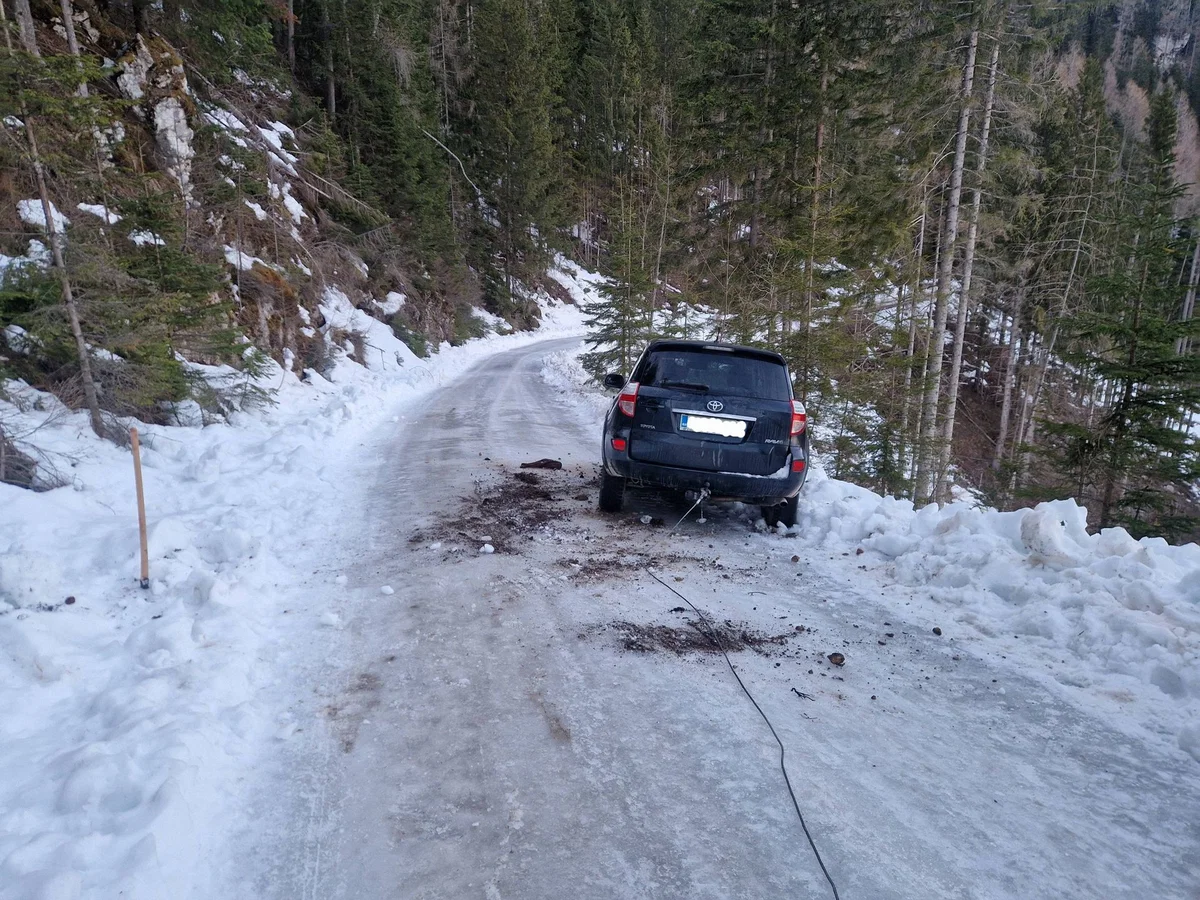 Vozilo skoraj zapeljalo v prepad, gasilci PGD Črna priskočili na pomoč