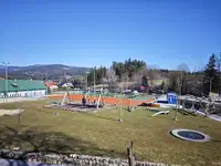 Upravna enota Ravne ponovno o gradbenem dovoljenju za igrišča na Rimskem vrelcu 