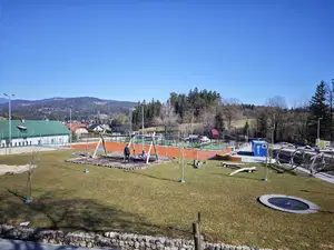 Upravna enota Ravne ponovno o gradbenem dovoljenju za igrišča na Rimskem vrelcu 