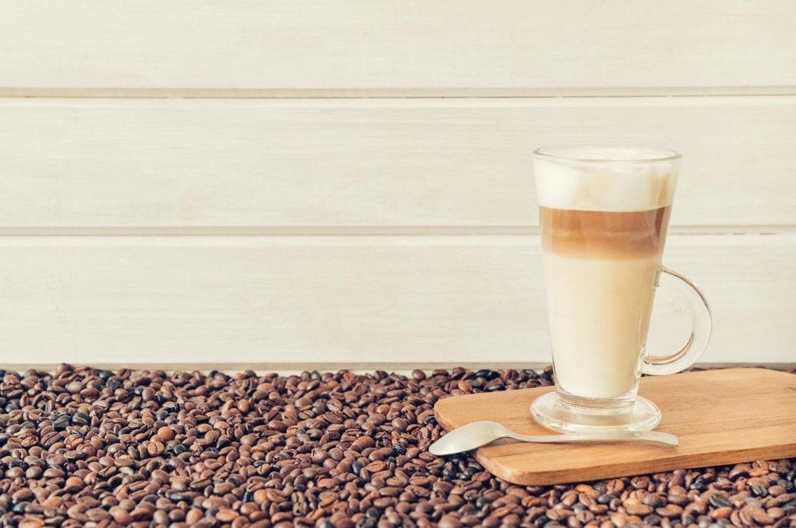 Bela kava: tradicionalna pijača, ki jo Slovenci še vedno obožujemo