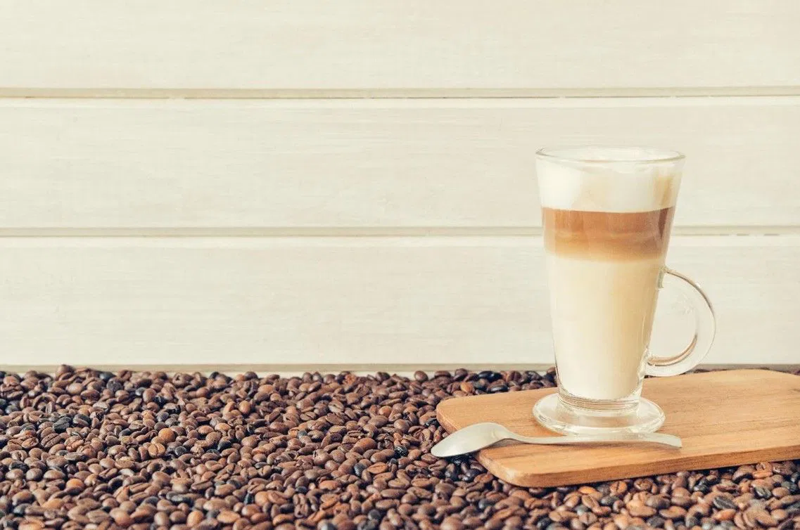 Bela kava: tradicionalna pijača, ki jo Slovenci še vedno obožujemo