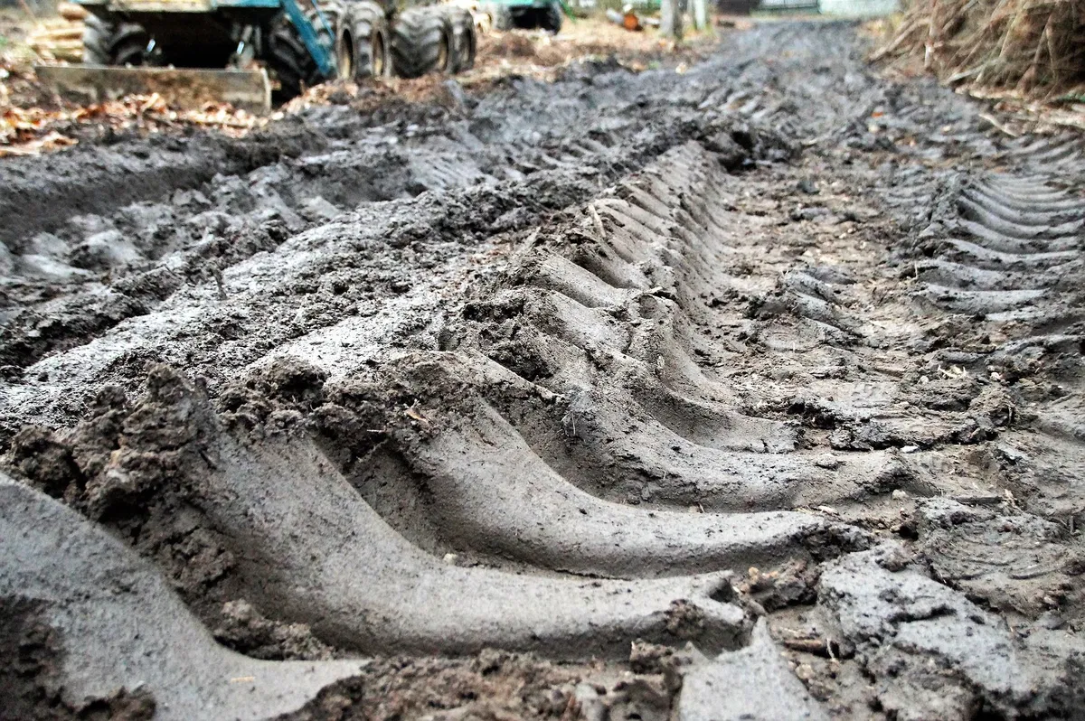 Zaradi odjuge začasna prepoved prometa tovornih vozil v Črni 