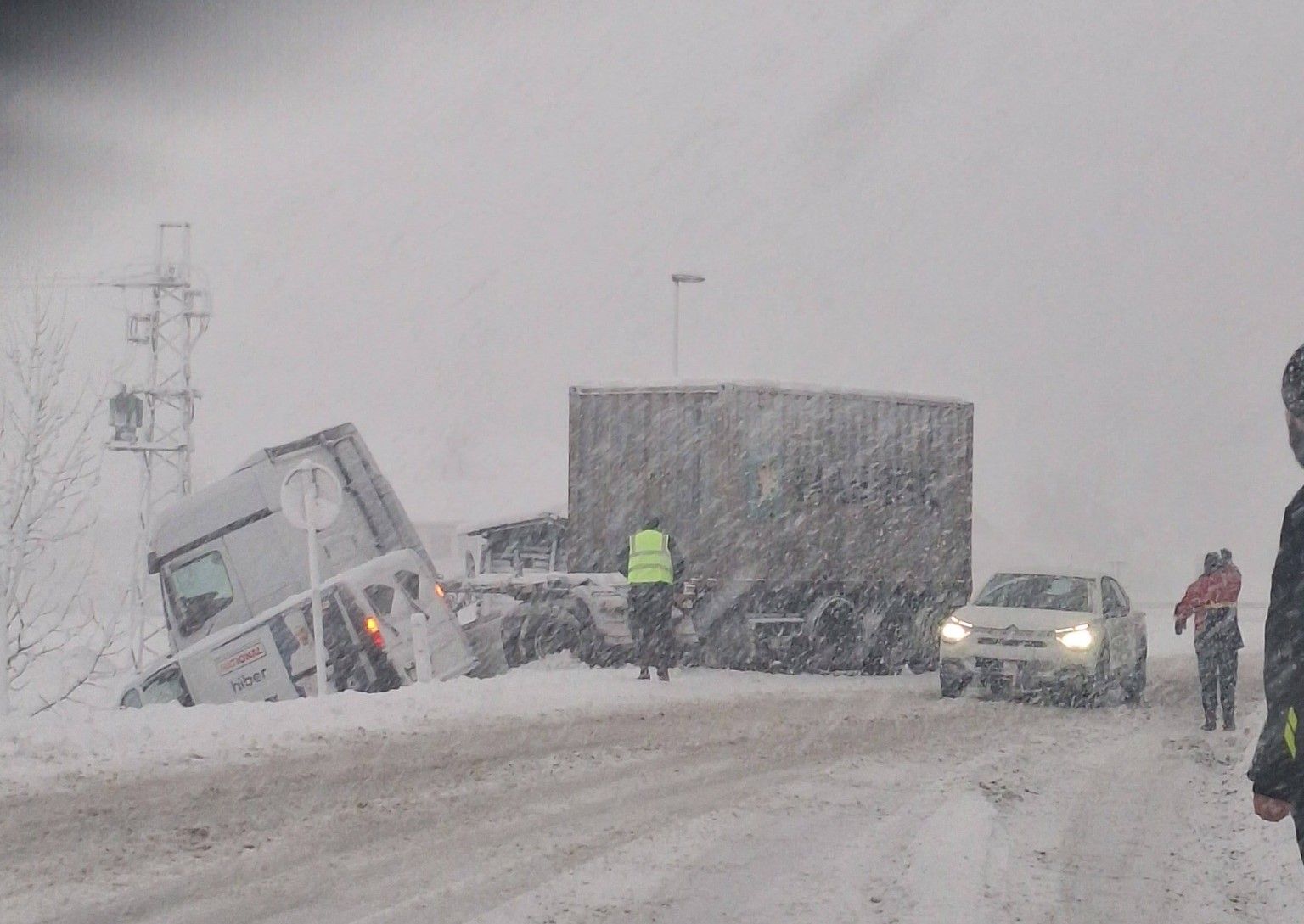 V Mislinji tovornjak zdrsnil s ceste, prihaja do zastojev