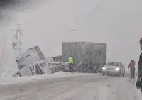 V Mislinji tovornjak zdrsnil s ceste, prihaja do zastojev