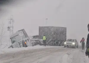 V Mislinji tovornjak zdrsnil s ceste, prihaja do zastojev
