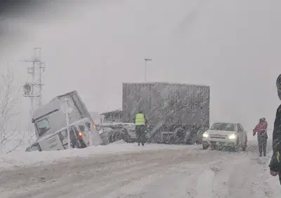 Zastoj v Mislinji povzročilo trčenje med tovornjakom in kombijem 