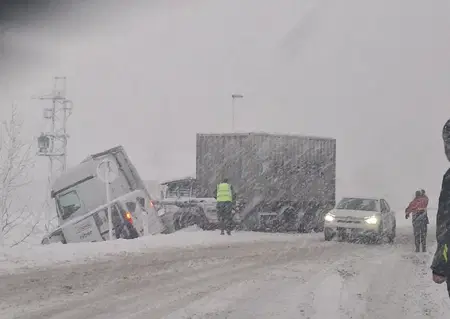 V Mislinji tovornjak zdrsnil s ceste, prihaja do zastojev