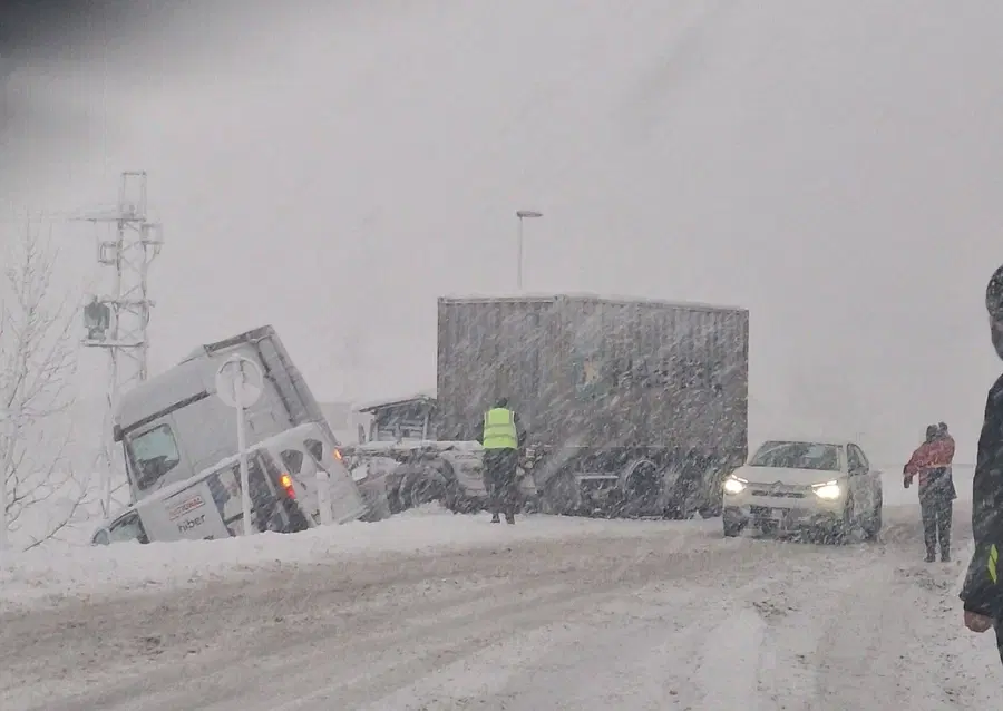 V Mislinji tovornjak zdrsnil s ceste, prihaja do zastojev