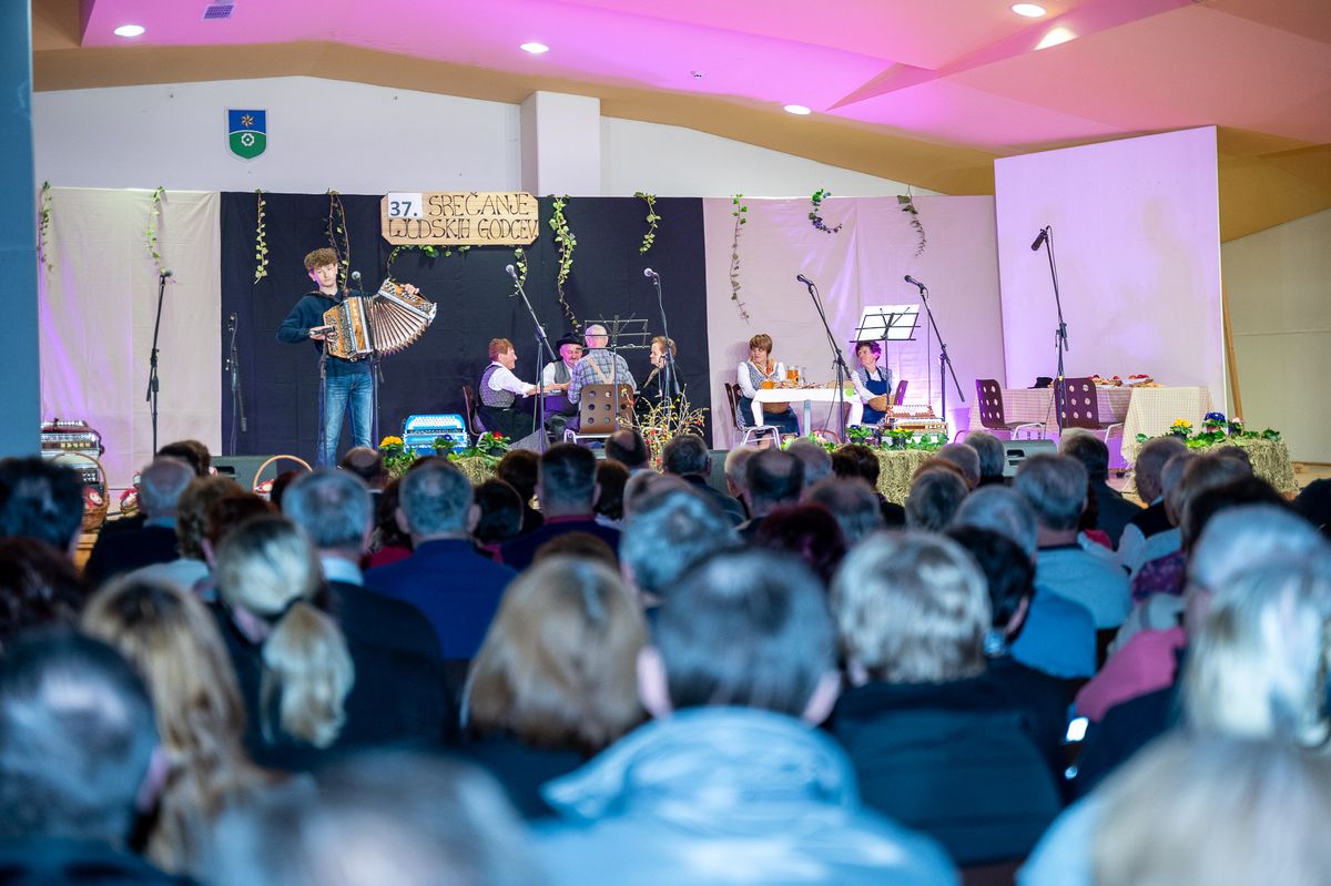 Srečanje ljudskih pevcev in godcev: Večer ljudske pesmi in glasbe v Mislinji