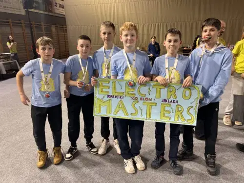 Mlada ekipa Ravenčanov uvrščena v finale odprtega Državnega prvenstva FLL Slovenije 2025/2026