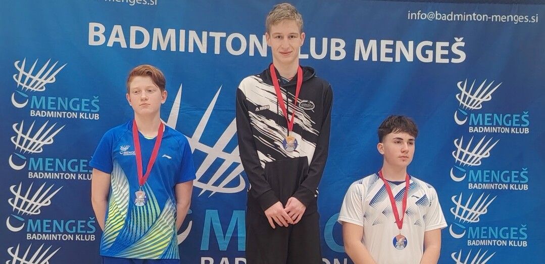 Izjemni nastopi BK Karizma: Tri medalje na 4. Mladinskem Li-Ning turnirju v Mengšu 